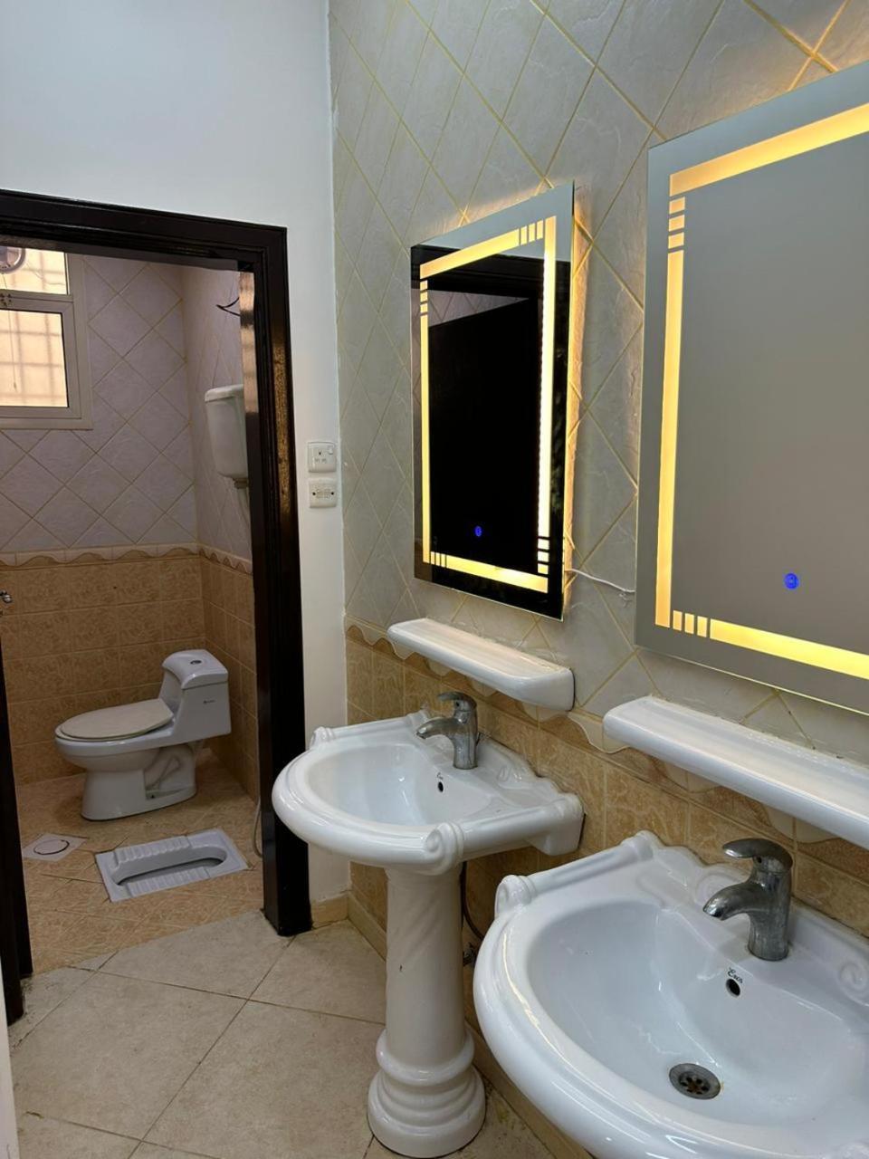 عائلية من أربع غرف نوم ومجلس وصالة ومطبخ * Riyadh