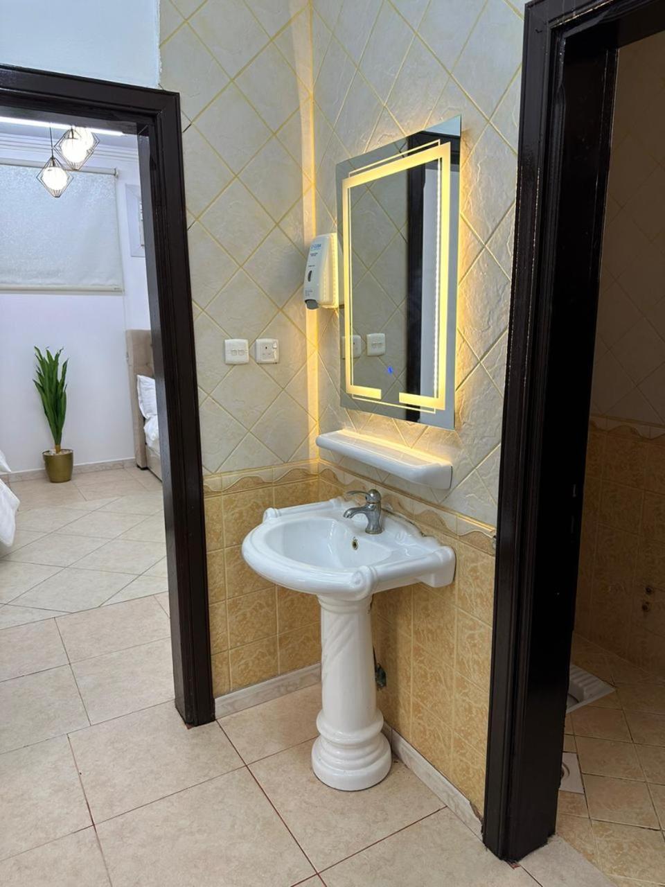 Apartment عائلية من أربع غرف نوم ومجلس وصالة ومطبخ *