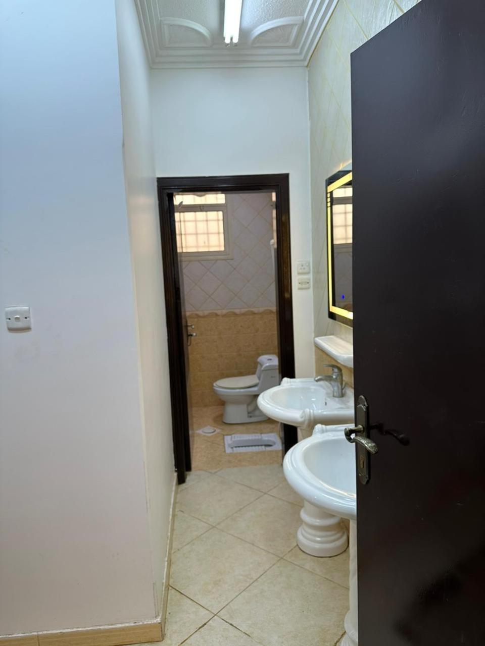 Apartment عائلية من أربع غرف نوم ومجلس وصالة ومطبخ