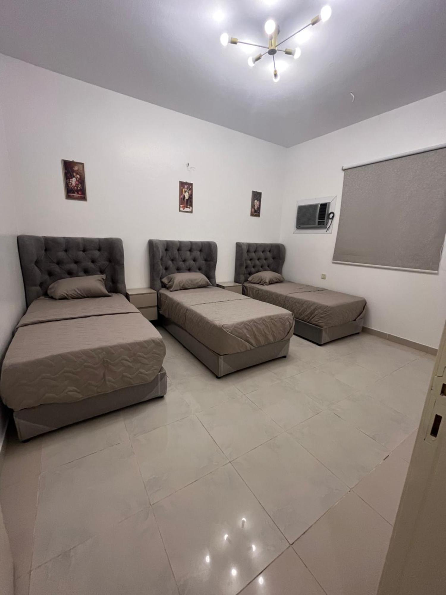 عائلية من أربع غرف نوم ومجلس وصالة ومطبخ Apartment