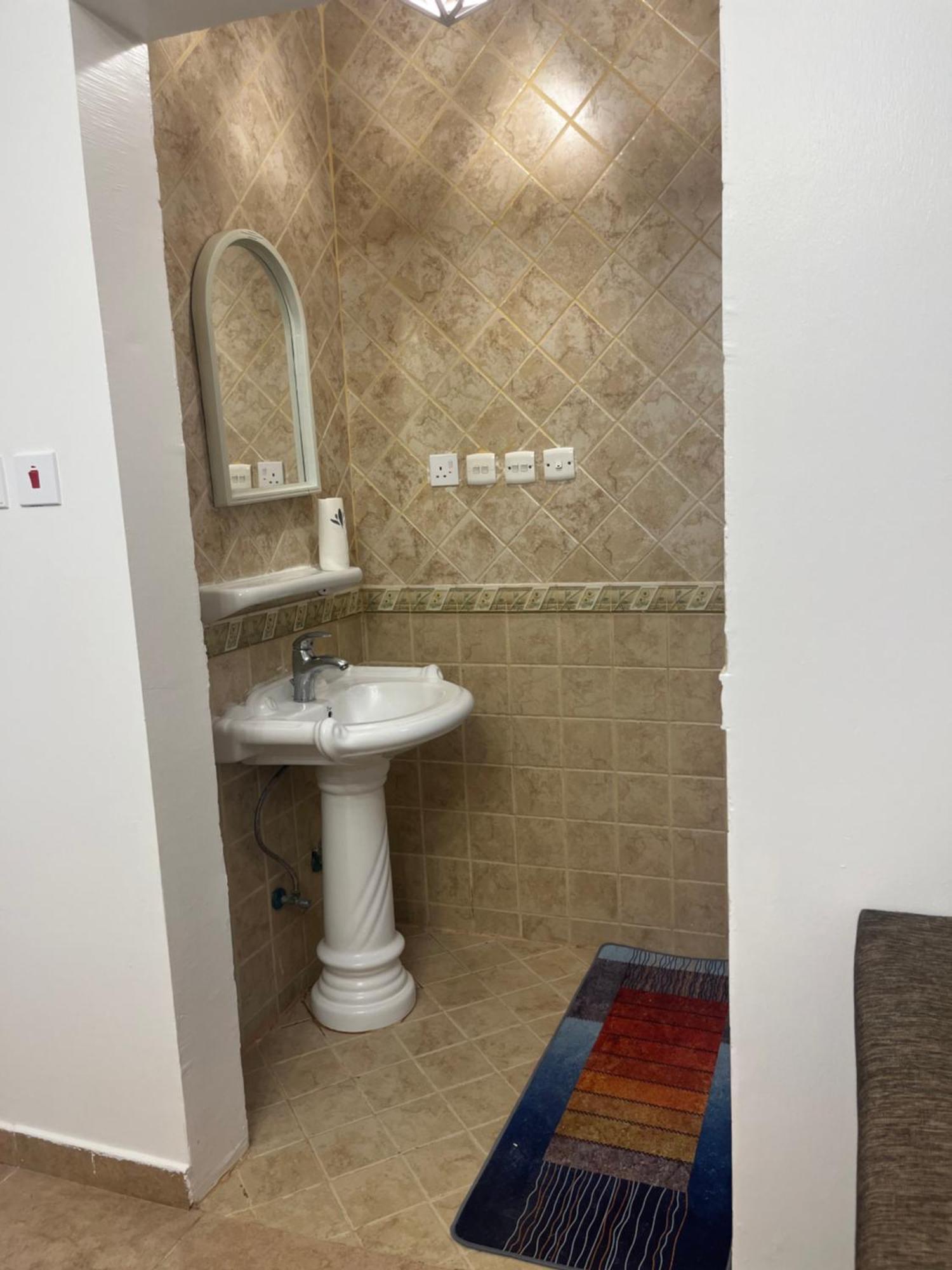 عائلية من أربع غرف نوم ومجلس وصالة ومطبخ Apartment *