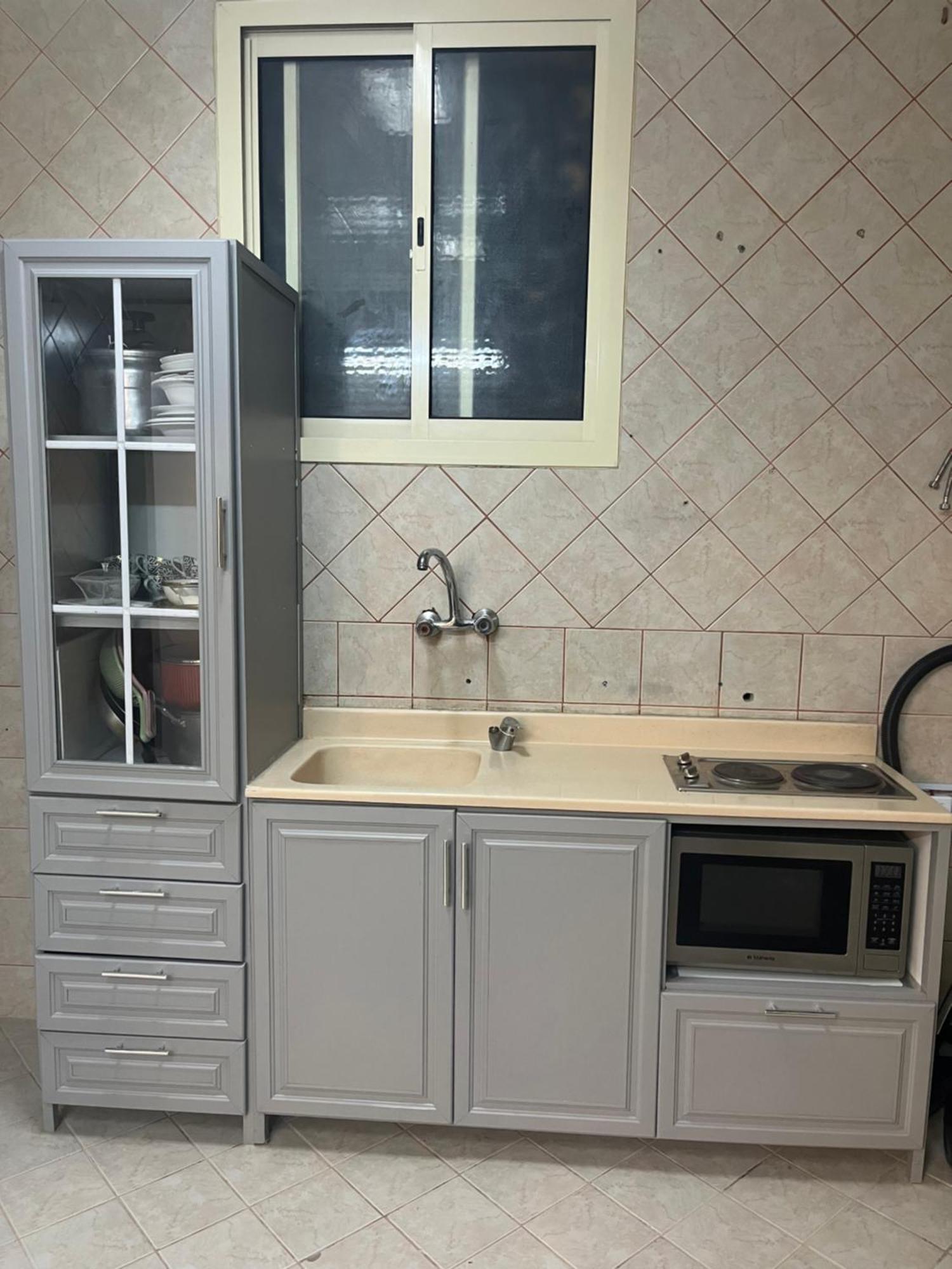Apartment عائلية من أربع غرف نوم ومجلس وصالة ومطبخ *