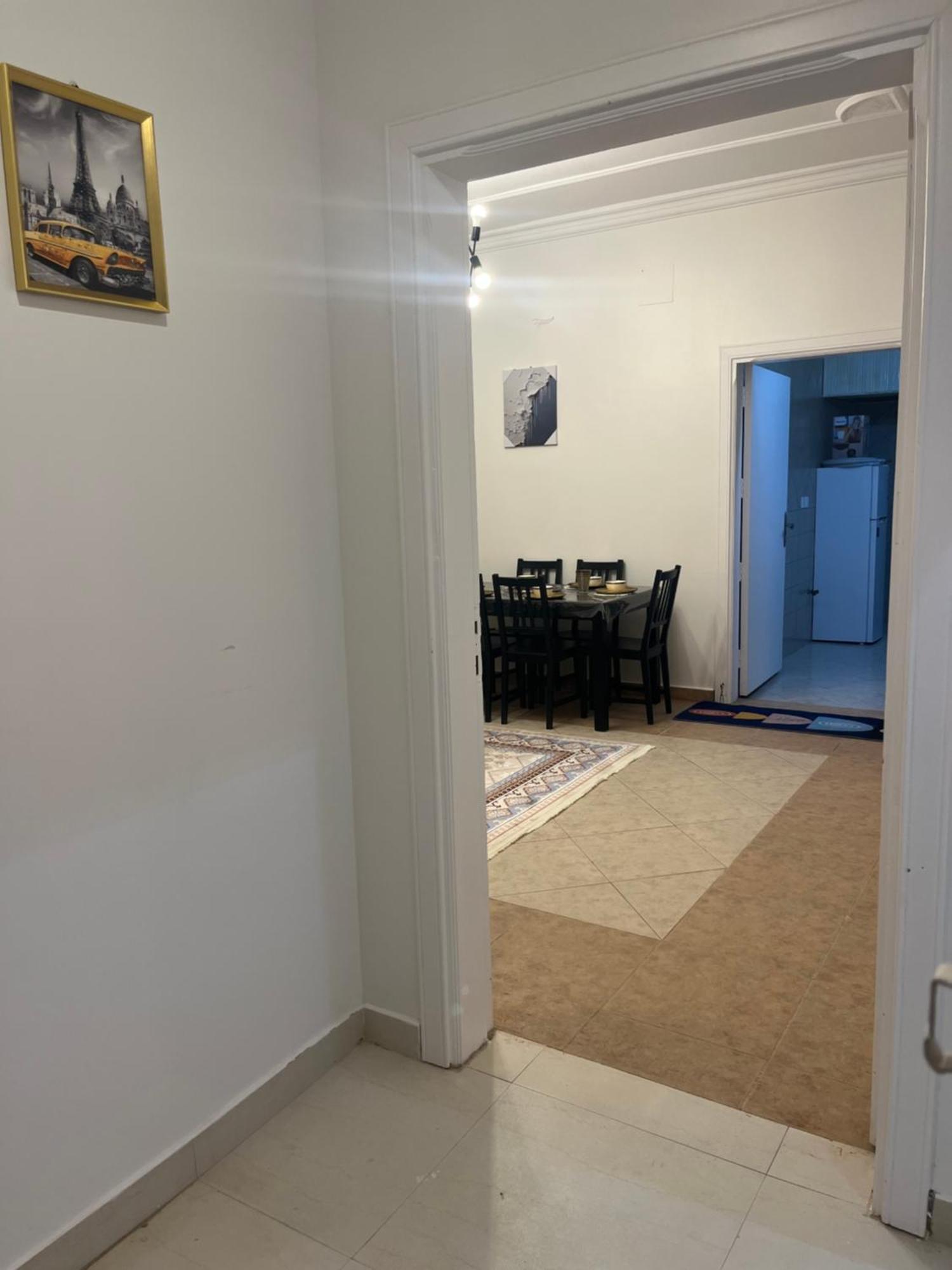 عائلية من أربع غرف نوم ومجلس وصالة ومطبخ *