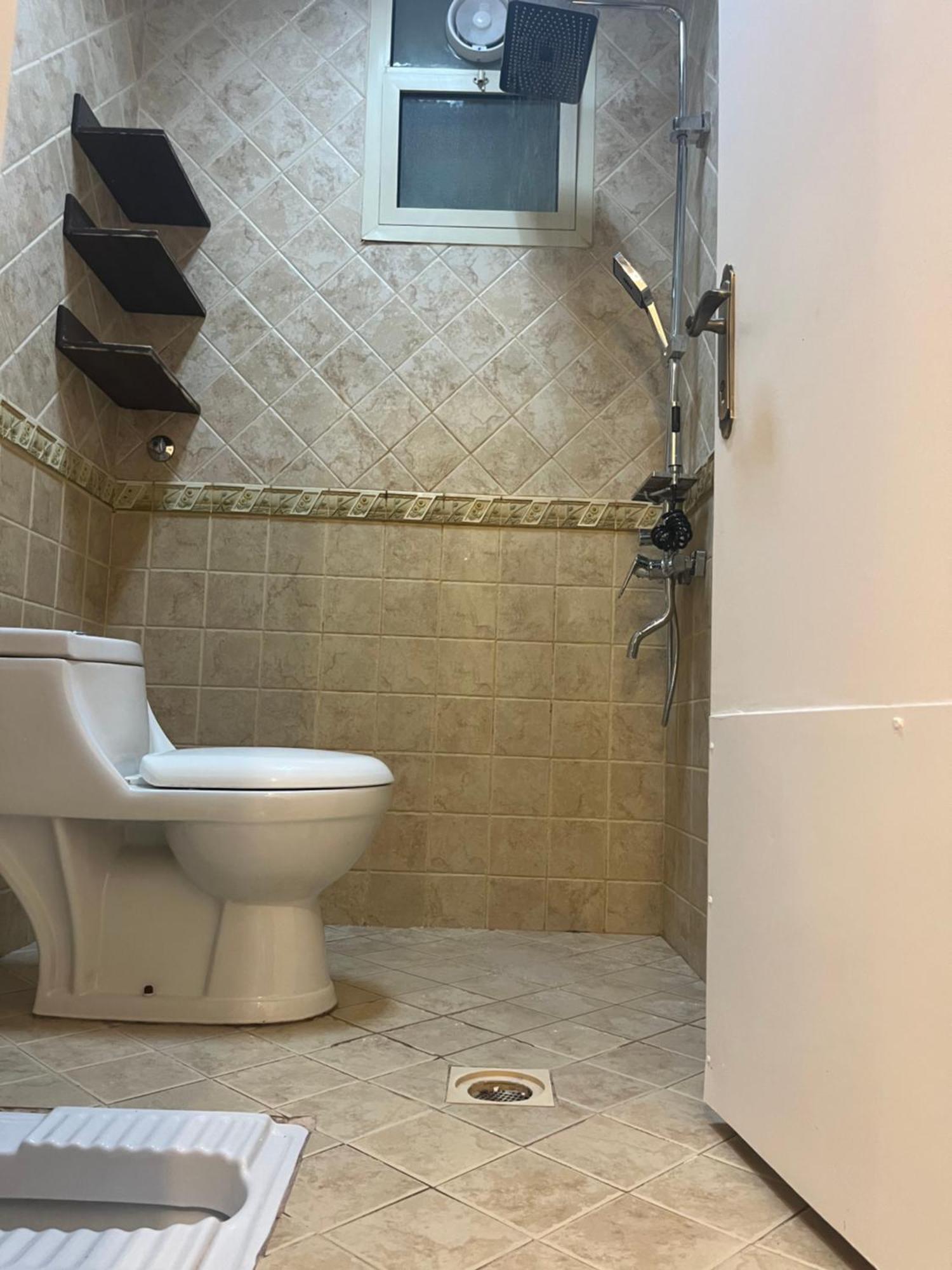 عائلية من أربع غرف نوم ومجلس وصالة ومطبخ Apartment *