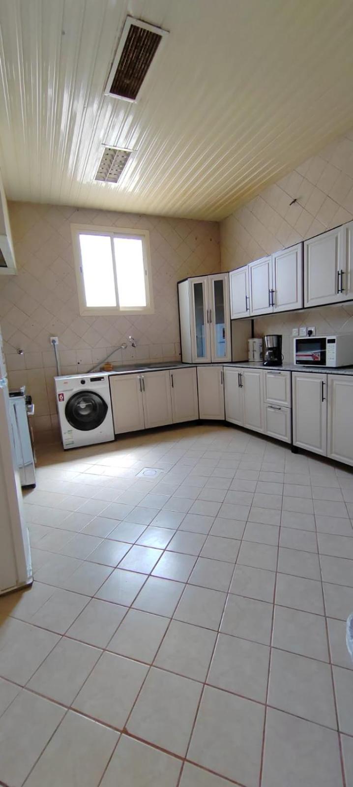 Apartemen عائلية من أربع غرف نوم ومجلس وصالة ومطبخ